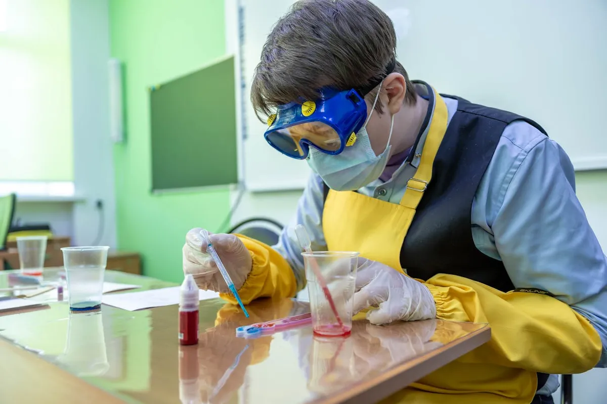 Chimie au secondaire au Québec : pourquoi c'est difficile et comment réussir